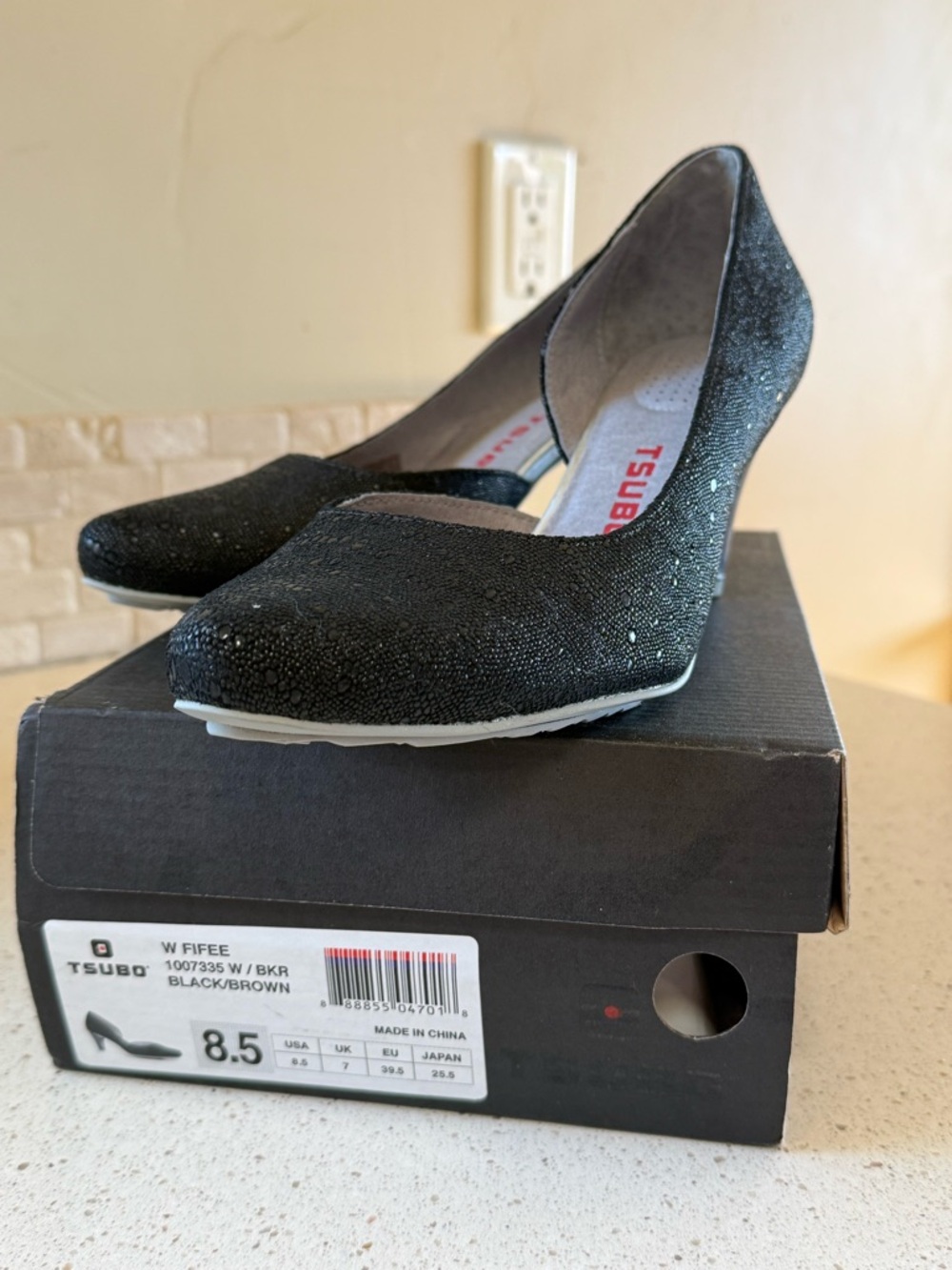 Tsubo Black Glitter Pump